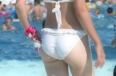 【画象】水着の食い込みを直す女の子エッッッッッッ！！！！