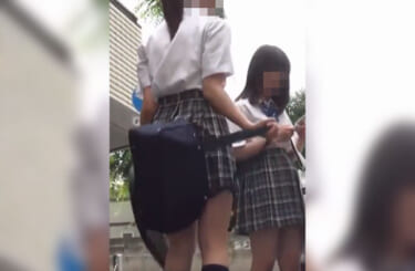 【動画】JKさん、鞄がスカートに引っかかってパンツ丸出しになるｗｗｗｗｗｗ