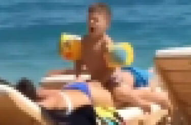 【動画】令和キッズさん、ビーチで母親をレイプしてしまうｗｗｗｗｗ