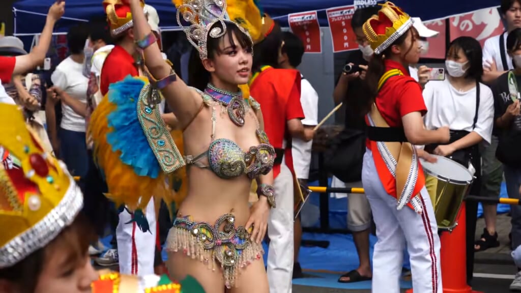 【画像】 サンバカーニバルお姉さん、うっかりポロリしてしまうwwwwww