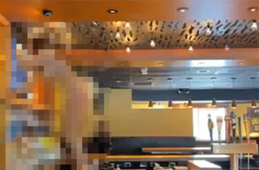 【神動画】全裸の白人女子（20代のスレンダー巨乳）が店内で暴れる ⇒ 最後はテイザーで確保