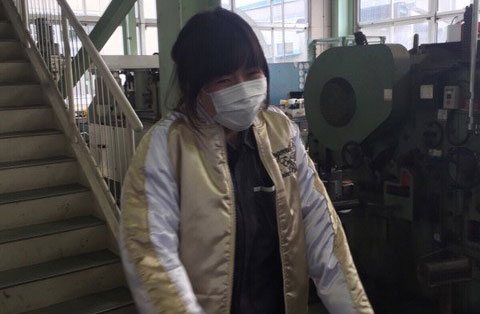 【画像】 工場で働いてる若い女、エッｗｗｗｗｗｗｗｗ