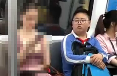 【動画】中国ガキ、おっぱいを露出させた変態白人女に釘付けｗｗｗｗｗｗｗｗｗｗ