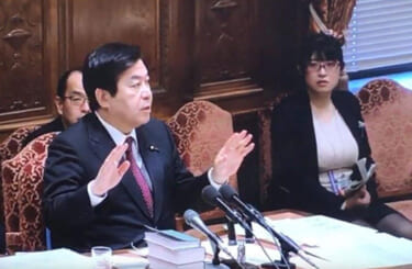 【画像】国会で爆乳メガネちゃん、絶対に政治家のチンコしゃぶってそうだと話題に