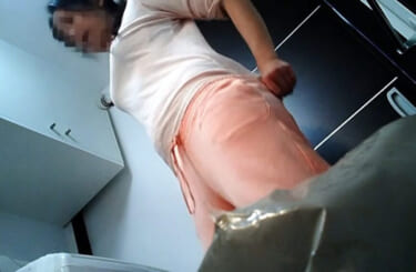 【画像】バツイチの姉(41)、トイレ盗撮したら変なパンツを履いてたｗｗｗｗｗｗ