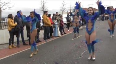 【動画】サンバの新人少女、ドスケベ衣装で恥じらいながら踊ってしまうｗｗｗｗｗ